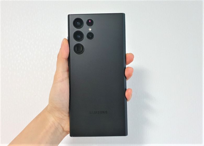 삼성전자의 스마트폰 ‘갤럭시 S22 울트라’ [사진=박지영 기자]