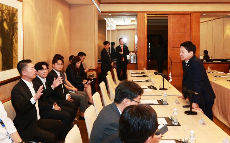 김세규(왼쪽) 비브스튜디오스 대표가 17일(현지시간) 인도네시아 장관과의 기업면담 전 원희룡 국토교통부 장관에게 질의하고 있다. [비브스튜디오스 제공]