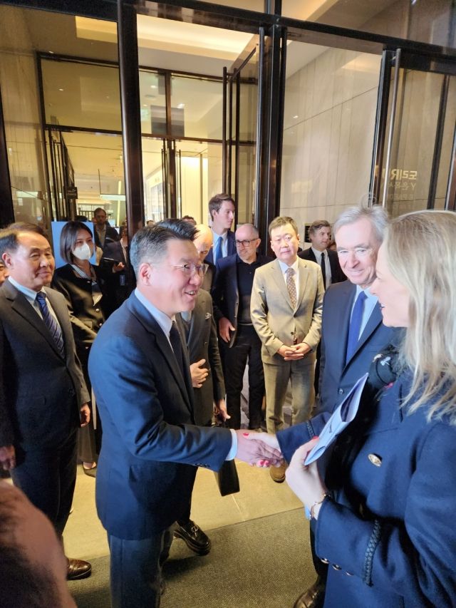 베르나르 아르노 루이비통모에헤네시(LVMH)그룹 총괄회장이 21일 경기 성남시 분당구 백현동 현대백화점 판교점을 방문하고 있다. 앞줄 왼쪽부터 김형종 현대백화점 대표·정지선 현대백화점그룹 회장·아르노 회장·아르노 회장의 딸인 델핀 아르노 크리스찬 디올 최고경영자(CEO). [연합]