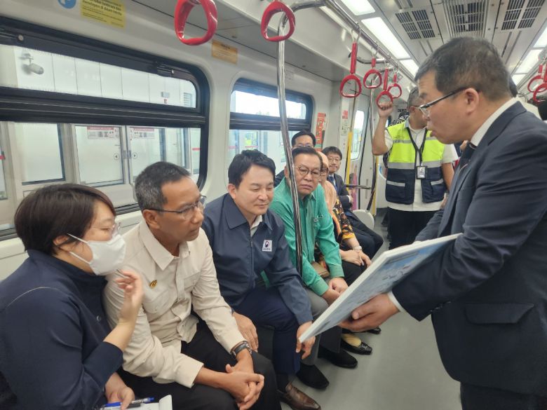 철도공단 관계자로부터 LRT에 대한 설명을 듣고 있는 원희룡(왼쪽 세 번째) 국토교통부 장관, 헤루 부디 하르트노 자카르타주지사 대행. [자카르타 공동 취재단]
