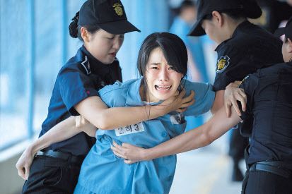 연기생활 처음으로 악역을 맡은 배우 임지연. ‘더 글로리’이후 그녀는 전국민의 ‘밈’이 됐다. 영화 ‘간신’ ‘인간중독’으로 얼굴을 알린 그녀는 악역 연기의 권위자가 됐으며 요즘 가장 핫 한 배우이기도 하다.