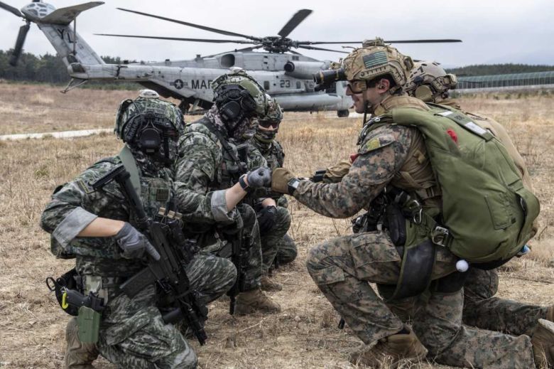 한미영 수색부대가 연합작전 수행능력을 강화하기 위해 22~23일 포항시 북구 송라면 조사리 일대에서 연합 수색 훈련을 실시했다. 한미 해병대 수색팀이 공중 강하를 위한 전술토의 후 결의를 다지고 있다. [해병대 제공]