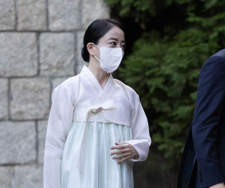 정대선 현대비에스엔씨 사장의 부인 노현정 전 아나운서가 16일 오후 고(故) 정주영 현대그룹 명예회장의 부인인 고 변중석 여사의 15주기 제사를 지내기 위해 서울 종로구 청운동 정 전 명예회장 자택으로 들어가고 있다. [연합]