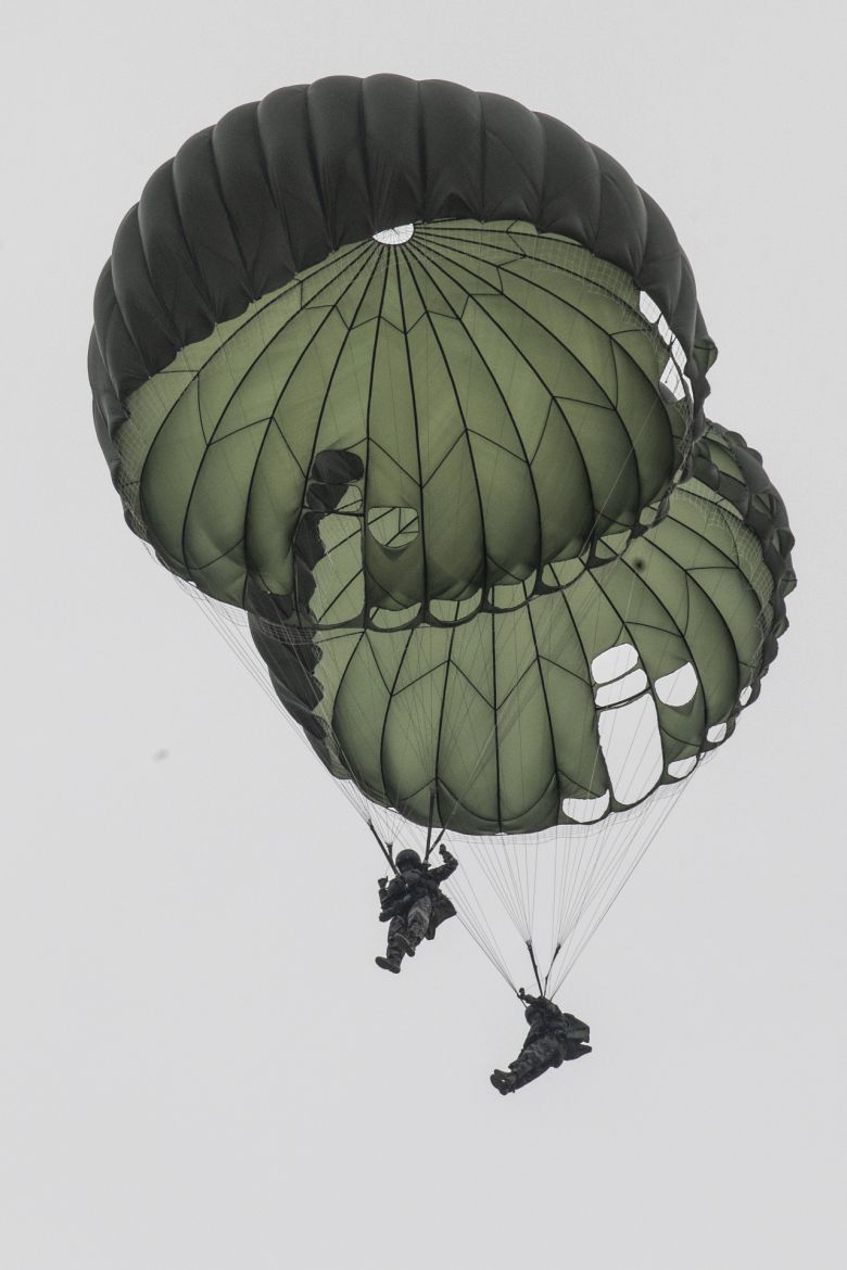 한미영 수색부대가 연합작전 수행능력을 강화하기 위해 22~23일 포항시 북구 송라면 조사리 일대에서 연합 수색 훈련을 실시했다. 한국 해병대 수색팀이 마린온(MUH-1)에서 강하하고 있다. [해병대 제공]