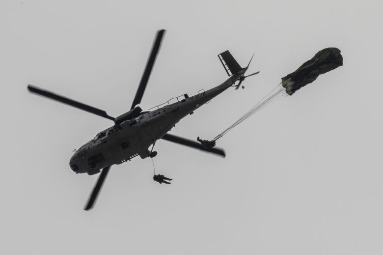 한미영 수색부대가 연합작전 수행능력을 강화하기 위해 22~23일 포항시 북구 송라면 조사리 일대에서 연합 수색 훈련을 실시했다. 한국 해병대 수색팀이 마린온(MUH-1)에서 강하하는 모습. [해병대 제공]