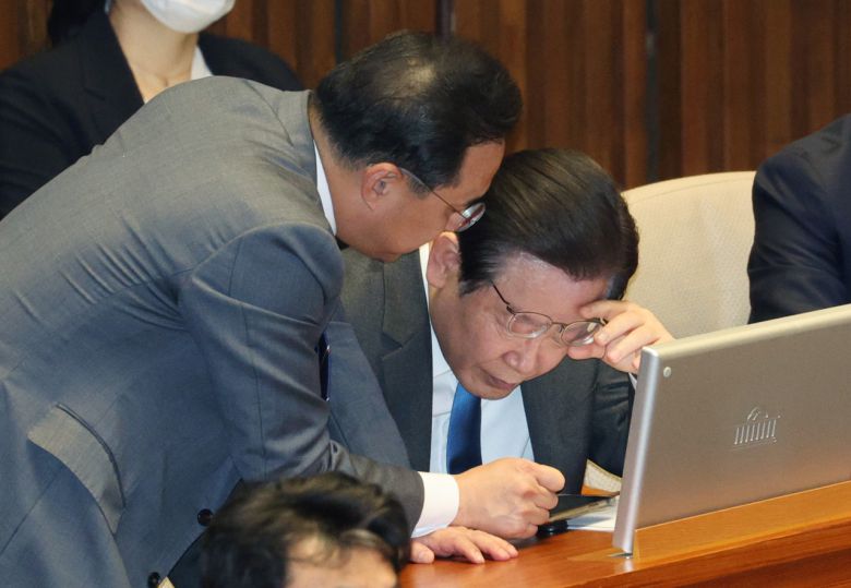 이재명 더불어민주당 대표와 박홍근 원내대표가 23일 오후 열린 국회 본회의에서 '검수완박' 헌재 판결 결과를 확인하고 있다. 연합뉴스