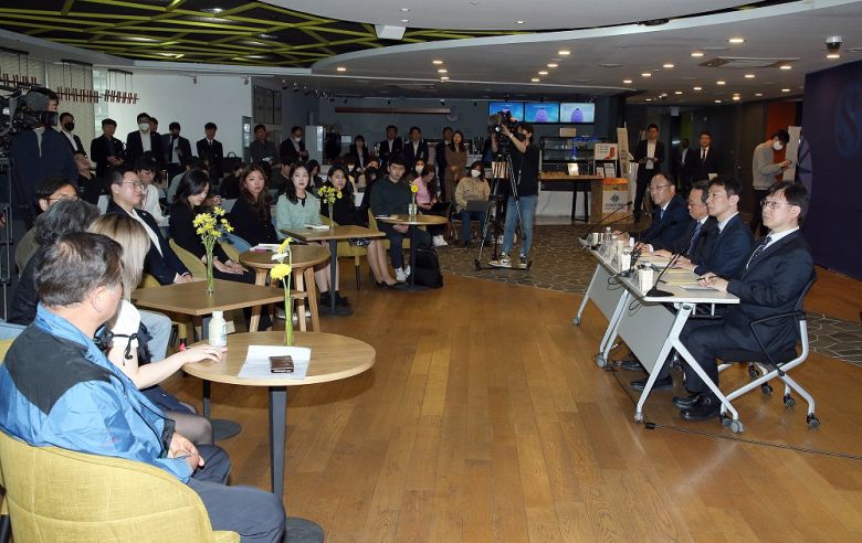 이복현(오른쪽) 금융감독원장과 정상혁 신한은행장이 금융소비자의 의견을 듣고 있다. [신한은행 제공]