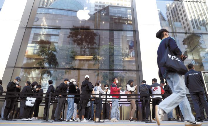 지난해 10월 서울 명동 애플스토어에서 고객들이 아이폰14를 구매하기 위해 줄을 서고 있다. [사진=이상섭 기자]