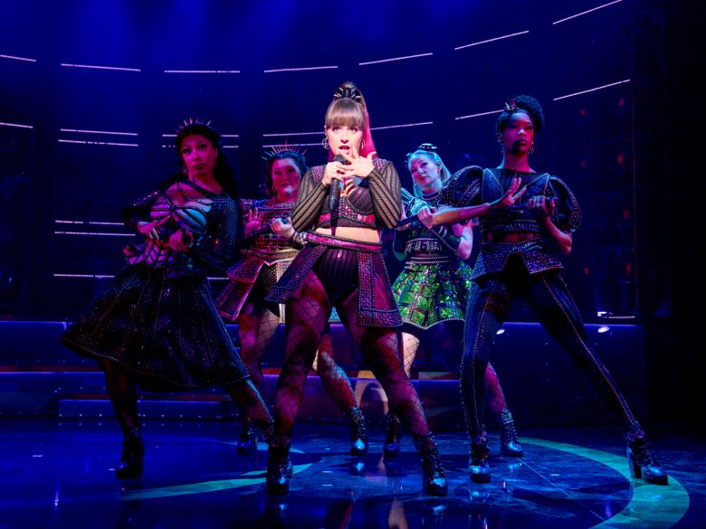 헨리 8세 여섯 왕비의 이야기를 담은 ‘식스 더 뮤지컬’에서 다섯 번째 부인 하워드 역을 맡은 레베카 위크스. [클립서비스, Manuel Harlan 제공]