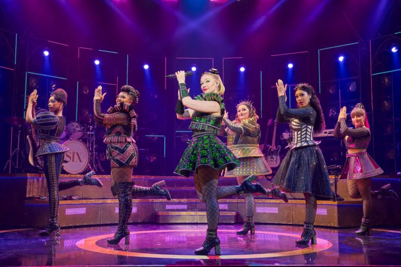 헨리 8세 여섯 왕비의 이야기를 담은 ‘식스 더 뮤지컬’에서 희대의 요부 앤 불린을 연기한 제니퍼 콜드웰 [클립서비스, Manuel Harlan 제공]