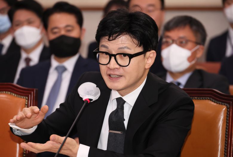 한동훈 법무부 장관이 27일 오전 국회에서 열린 법제사법위원회 전체회의에서 의원질의에 답변하고 있다. [연합]