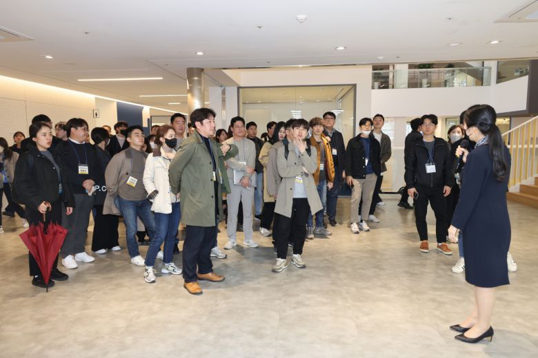 지난 23일 경북 포항 ‘체인지업 그라운드’를 방문한 취재진 모습. [포스코 제공]