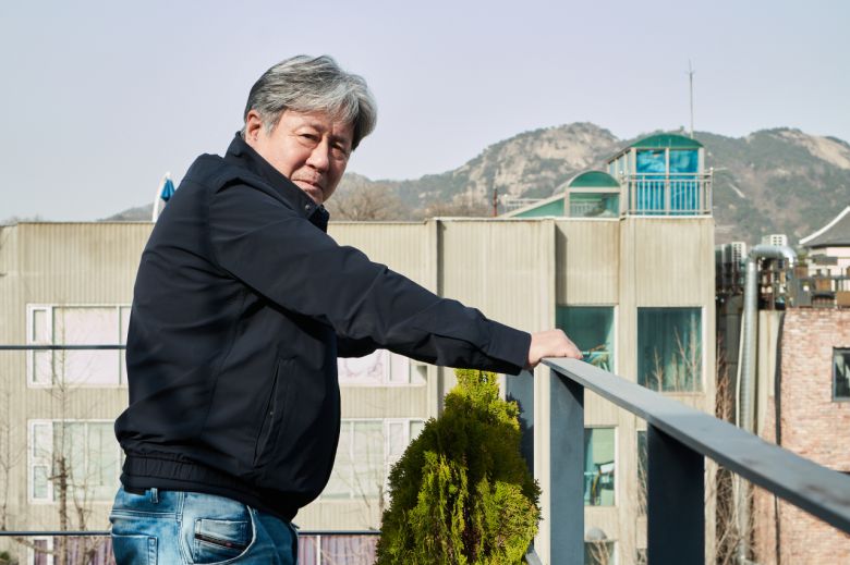 특히 인간관계에서 서태석(허성태)이 차무식을 싫어하는 장면이 계속 나온다. 최민식은 “차무식이 ‘넌 날 왜 싫어해’라고 묻자 서태석이 ‘나는 니가 그냥 싫어’(실제 배우 허성태가 만든 대사)라고 말한다. 이건 자리싸움이고 주도권 다툼이지만, ‘카지노’ 인물들의 특성을 잘 보여주는 말”이라고 귀띔했다.