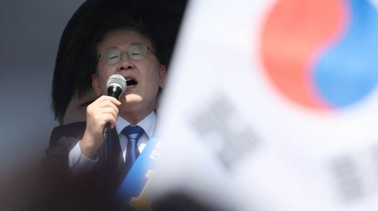 더불어민주당 이재명 대표가 28일 오후 경남 창녕군 창녕읍 송현리 창녕장(5일장)에서 4·5 창녕군수 보궐선거에 출마한 같은 당 성기욱 후보와 경남도의원 창녕군 제1선거구에 출마한 우서영 후보에 대해 지지를 호소하고 있다. [연합]