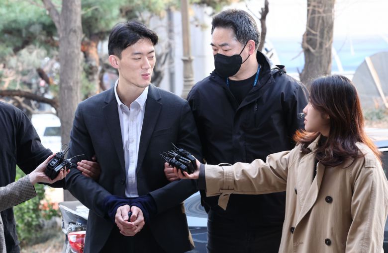 전두환 전 대통령 일가에 대한 폭로성 발언을 해온 손자 전우원 씨가 28일 오전 서울경찰청 마약범죄수사대로 들어서며 취재진 질문에 답하고 있다. 연합뉴스