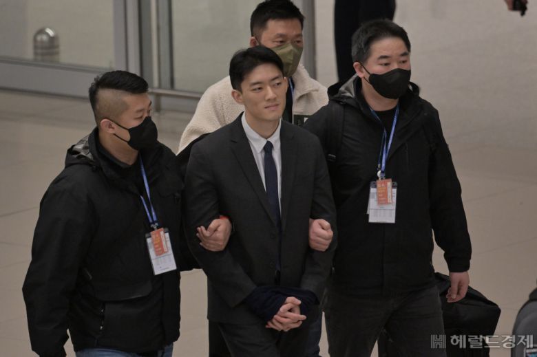 전두환 전 대통령 손자 전우원(27)씨가 28일 인천국제공항 제2터미널을 통해 입국하고 있다. 마약 투약 혐의를 받는 전씨는 입국 직후 체포돼 마약수사대로 압송됐다. 이상섭 기자
