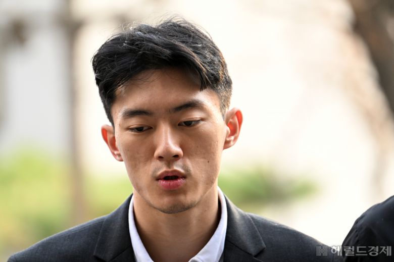 전두환 전 대통령 손자 전우원씨가 28일 인천국제공항을 통해 귀국해 곧바로 경찰에 체포된 가운데 서울 마포구 서울경찰청 마약범죄수사대에 도착해 취재진의 질의에 답하고 있다. 전두환 전 대통령 손자 전우원씨는 가족들이 ‘검은 돈’을 이용해 호화로운 생활을 하고 있다고 폭로했으며 그 과정에서 마약투약 장면을 실시간으로 송출했다. 이와 관련해 경찰청 국가수사본부는 전 씨를 마약 투약혐의로 체포했다. 임세준 기자