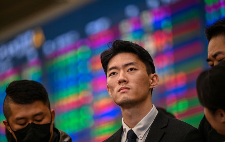 전두환 전 대통령의 손자 전우원(27)씨가 28일 인천국제공항 제2터미널 입국장에서 서울경찰청 마약범죄수사대로 연행되기 전 취재진 질문을 듣고 있다. [연합]