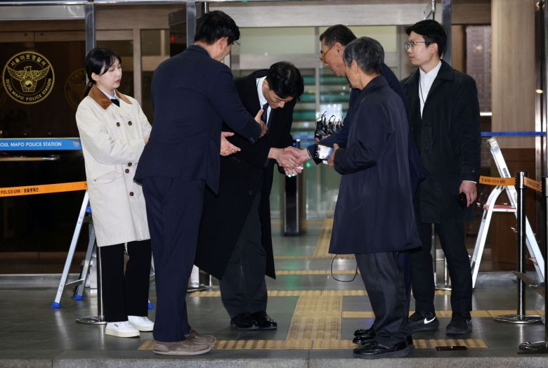 마약 투약 혐의 관련 조사를 마치고 석방된 전두환 전 대통령의 손자 전우원 씨가 29일 오후 서울 마포경찰서에서 5·18 관련 단체(부상자회·공로자회) 회원들과 만나 대화하고 있다. [연합]