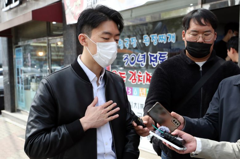 전직 대통령 고(故) 전두환 씨의 손자 전우원 씨가 30일 낮 광주 서구 쌍촌동 거리에서 기자들 질문에 답하고 있다. 마약 투약 혐의로 경찰에 체포됐다가 전날 석방된 전씨는 이날 광주를 방문했고, 5·18 민주화운동 피해자와 유가족 등을 만날 예정이다. [연합]