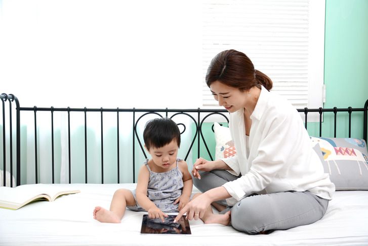 MRI를 이용한 관찰연구에서도 아동이 미디어 노출 시 인지과정을 자극하지 않고 주로 시각피질만 자극됐으며, 사람과의 상호작용이 뇌 발달을 훨씬 더 활성화시키는 것으로 확인됐다.