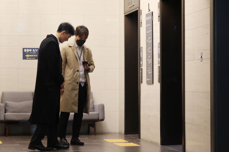 전직 대통령 전두환 씨의 손자 전우원 씨가 30일 오전 광주 서구 모 호텔에서 엘리베이터를 기다리고 있다. 전씨는 5·18 관계자들에게 사죄하겠다며 광주를 방문했다. [연합]