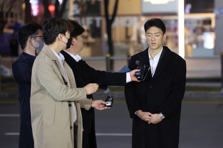 전직 대통령 전두환 씨의 손자 전우원 씨가 30일 오전 광주 서구 모 호텔 앞에 도착해 취재진의 질문에 답변하고 있다. 전씨는 5·18 관계자들에게 사죄하겠다며 광주를 방문했다. [연합]