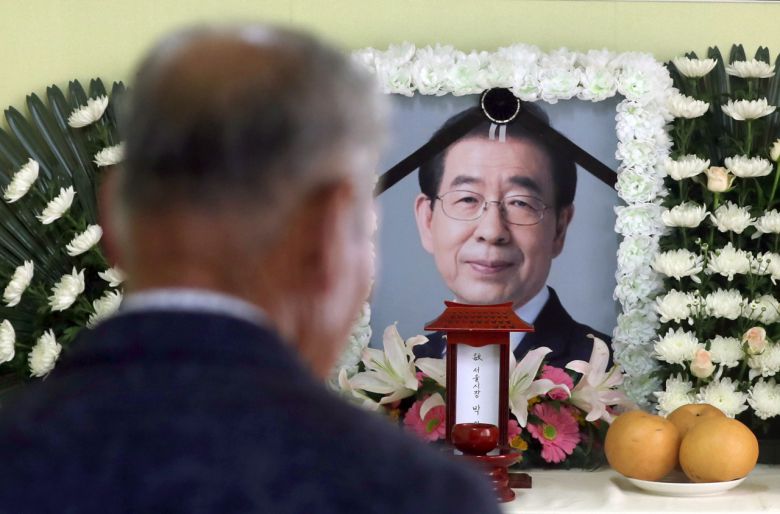 지난 2020년 7월11일 경남 창녕군 박원순팬클럽사무실에 마련된 고(故) 박원순 서울시장 창녕분향소에서 시민이 조문하고 있다. [연합]