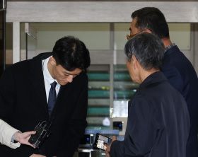 마약 투약 혐의 관련 조사를 마치고 석방된 전두환 전 대통령의 손자 전우원 씨가 29일 오후 서울 마포경찰서에서 5·18 관련 단체(부상자회·공로자회) 회원들과 만나 대화한 뒤 인사하고 있다. [연합]