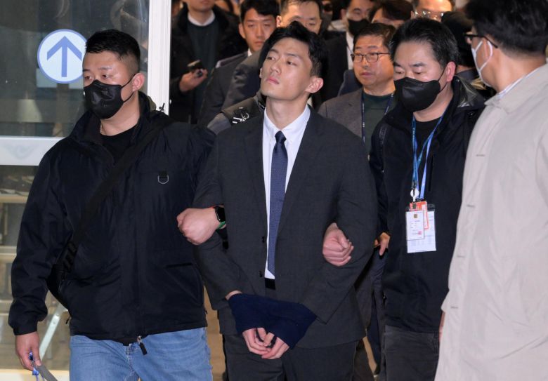 전두환 전 대통령 일가에 대한 폭로성 발언을 해온 손자 전우원 씨가 28일 오전 인천국제공항으로 입국, 마약 투약 혐의로 체포된 뒤 서울경찰청 마약범죄수사대로 압송되고 있다. [연합]