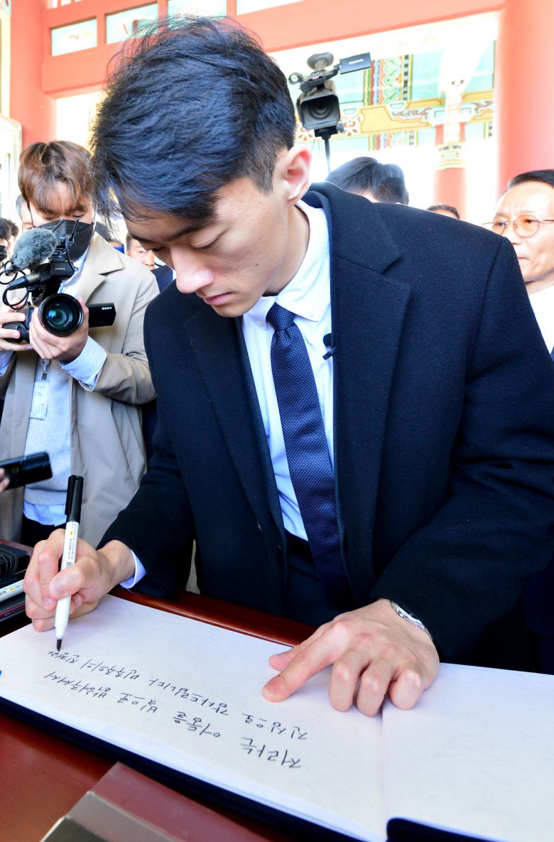 전직 대통령 고(故) 전두환 씨의 손자 전우원 씨가 31일 오전 광주 북구 운정동 국립 5.18 묘지에서 방명록을 작성하고 있다. [연합]