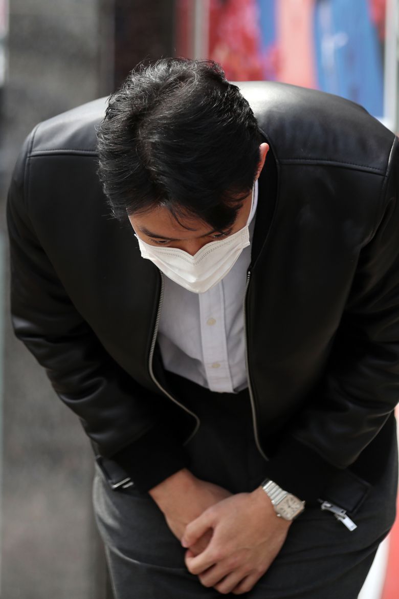 전직 대통령 고(故) 전두환 씨의 손자 전우원 씨가 30일 낮 광주 서구 쌍촌동 거리에서 만난 취재진에게 허리숙여 인사하고 있다. 마약 투약 혐의로 경찰에 체포됐다가 전날 석방된 전씨는 이날 광주를 방문했고, 5·18 민주화운동 피해자와 유가족 등을 만날 예정이다. [연합]