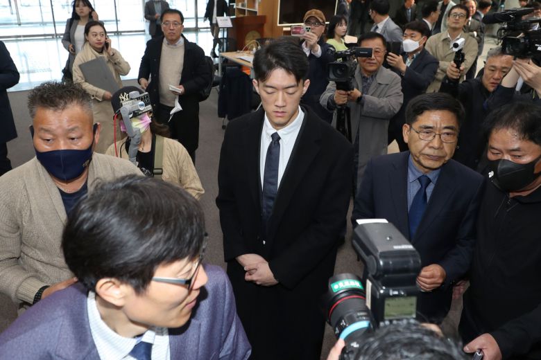 전직 대통령 고(故) 전두환 씨의 손자 전우원 씨가 31일 오전 5·18단체 대표 등의 마중을 받으며 광주 서구 5·18기념문화센터에 들어서고 있다. [연합]