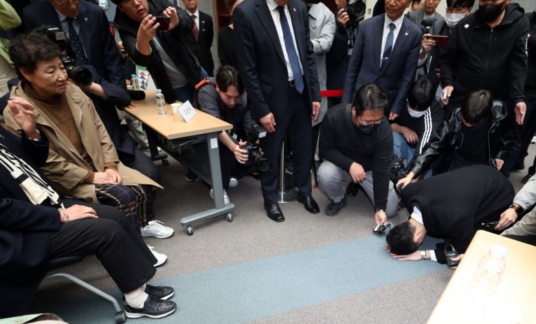 전직 대통령 고(故) 전두환 씨의 손자 전우원 씨가 31일 오전 광주 서구 5·18기념문화센터에서 5·18 유가족에게 큰절을 하며 자신의 할아버지를 대신해 사과하고 있다. [연합]