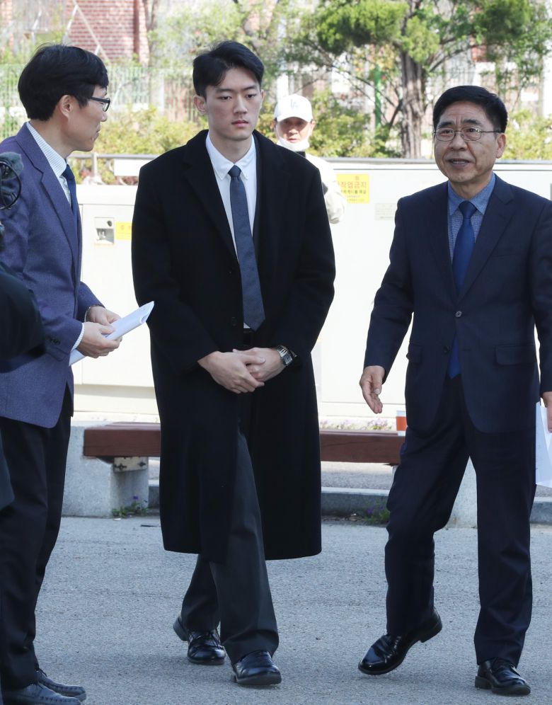 전직 대통령 고(故) 전두환 씨의 손자 전우원 씨가 31일 오전 5·18단체 대표 등의 마중을 받으며 광주 서구 5·18기념문화센터에 들어서고 있다. [연합]