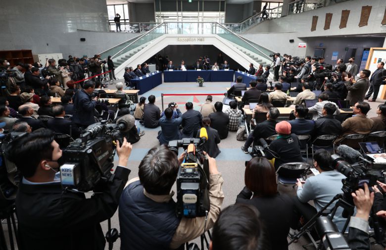 전직 대통령 고(故) 전두환 씨의 손자 전우원 씨가 31일 오전 광주 서구 5·18기념문화센터에서 5·18 피해자와 유가족, 단체 대표와 면담을 하고 있다. [연합]