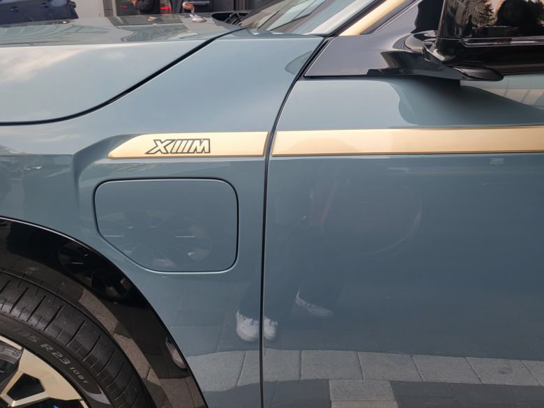 BMW ‘뉴 XM’ 전기 충전구 모습. [김지윤 기자]