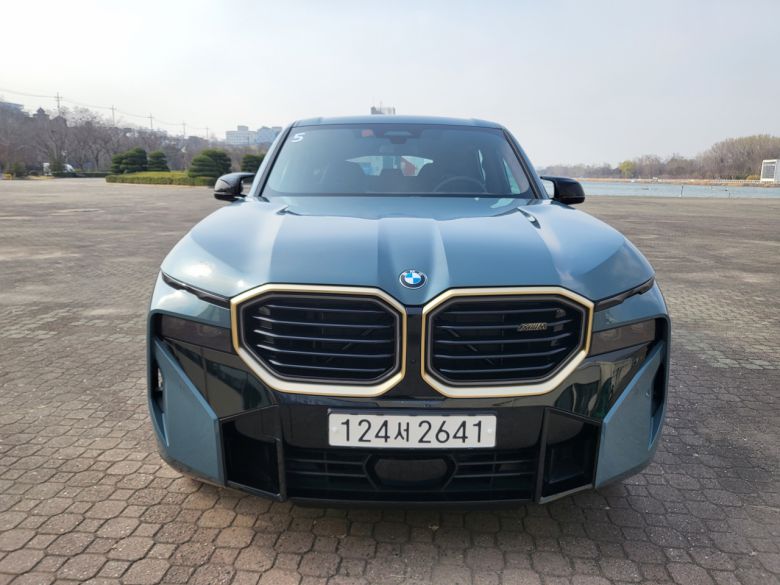 BMW 럭셔리 클래스 고유의 키드니 그릴이 눈길을 사로잡는다. [김지윤 기자]