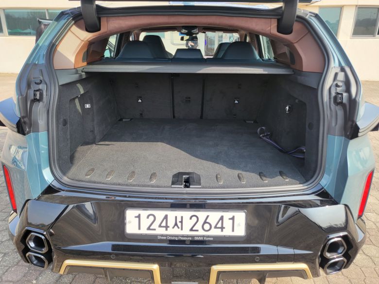 BMW ‘뉴 XM’ 트렁크. [김지윤 기자]