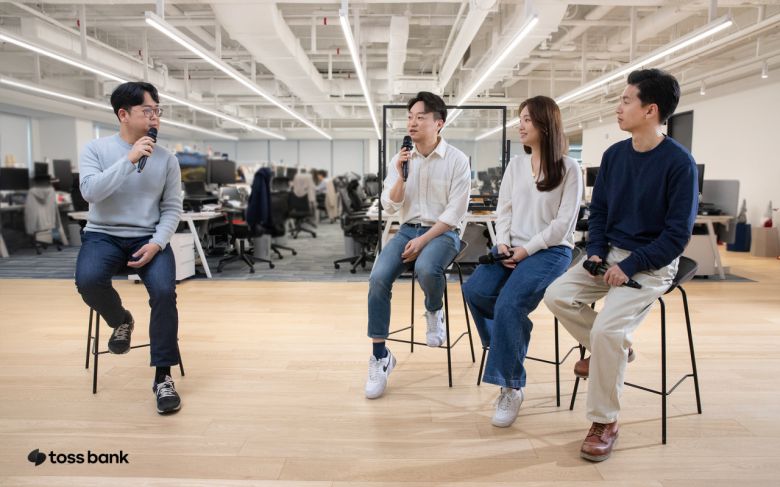 홍민택(오른쪽에서 세 번째) 토스뱅크 대표가 모임통장에 대해 설명하고 있다. [토스뱅크 제공]