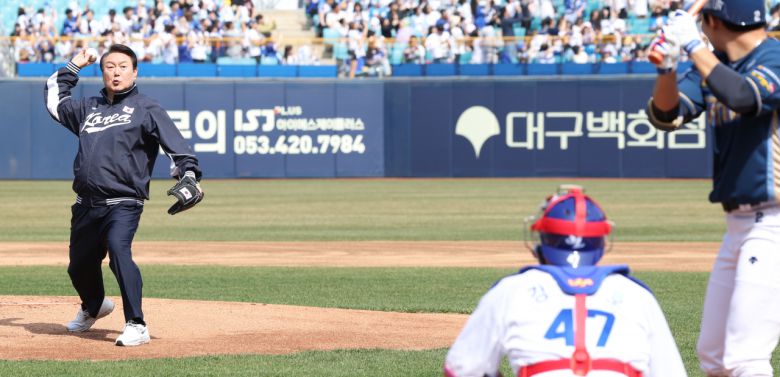 윤석열 대통령이 1일 대구 삼성라이온즈파크에서 열린 2023 프로야구 NC 다이노스와 삼성 라이온즈의 개막전에서 시구하고 있다. 타자는 NC 박민우, 포수는 삼성 강민호. [연합]