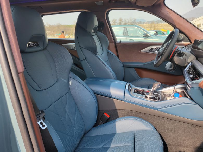 BMW ‘뉴 XM’ 실내. [김지윤 기자]