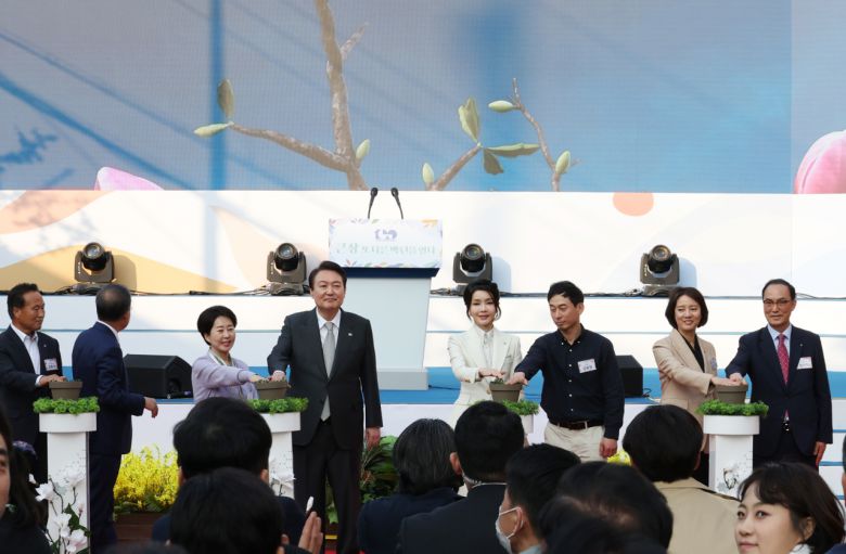 윤석열 대통령과 김건희 여사 1일 대구 서문시장 인근에서 열린 '서문시장 100주년 기념식'에서 기념 퍼포먼스를 하고 있다. [연합]