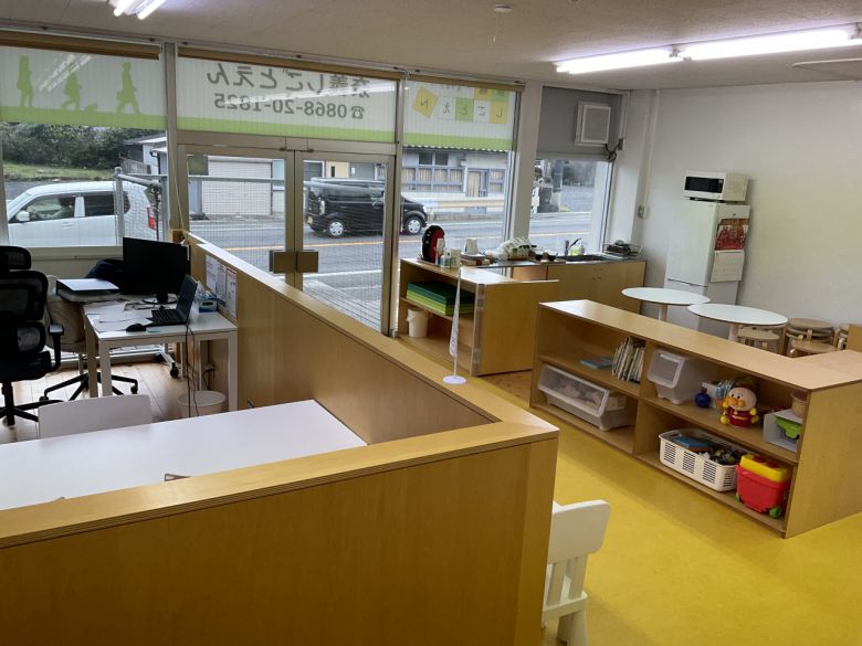 지난달 15일 오카야마현 가쓰타군 나기마을에 있는 ‘시고토엔 편의점’. 경력단절 여성이나 노인 등 일자리가 필요한 사람들을 위해 소액의 수수료를 받고 초단기 일자리부터 장기 일자리까지 중개하고 있다. 이곳에서는 일하면서 자녀를 돌볼 수 있게 장난감 등 시설을 구비하고 있다. 김빛나 기자