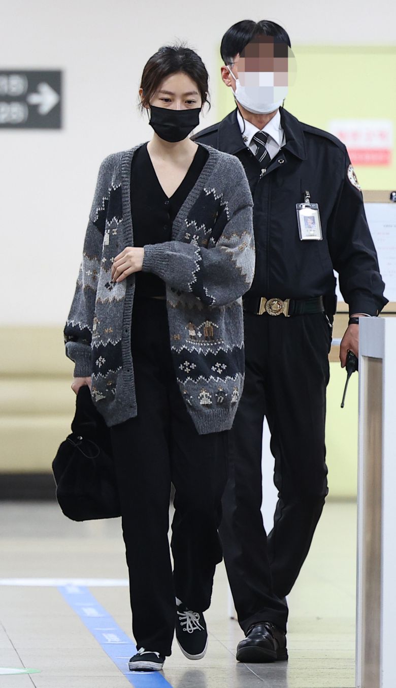 지난해 5월 음주운전을 하다 가로수와 변압기 등을 들이받은 사고를 낸 배우 김새론이 지난달 8일 오전 서울 서초구 서울중앙지법에서 열린 첫 번째 1심 공판에 출석하고 있다. [연합]