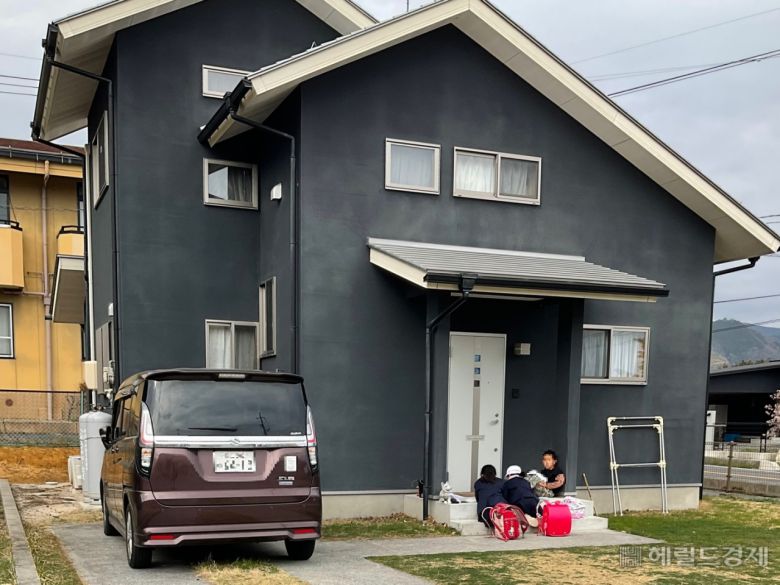 지난달 15일 찾은 '파크사이드나기(Park Side Nagi)' 한 주택 앞에서 교복을 입은 아이들이 모여 놀고 있다. 신혜원 기자