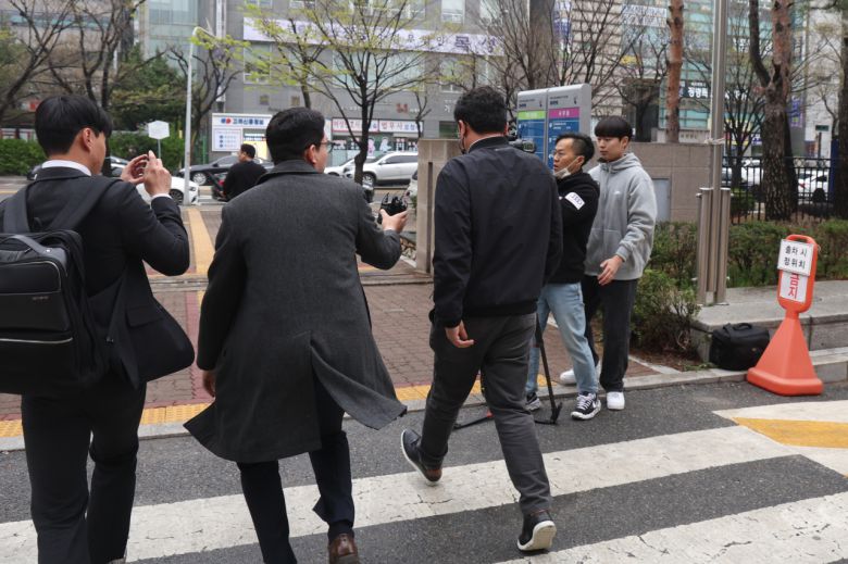 6일 경기도 고양시 의정부지방법원 고양지원에서 중대재해법 위반(산업재해 치사) 혐의로 기소된 온유파트너스 회사 대표(가운데)가 선고를 받은 뒤 법정 밖으로 이동하고 있다. [연합]