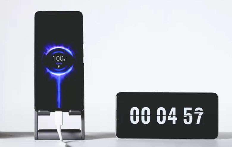 샤오미가 초고속 충전 기술로 스마트폰을 충전하는 모습. [샤오미 공식 유튜브 채널 캡처]