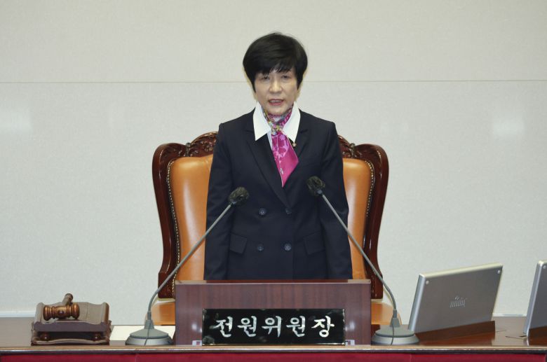 지난달 30일 오후 국회 본회의장에서 열린 국회의원 선거제도 개선에 관한 결의안 심사를 위한 전원위원회 첫 회의에서 김영주 위원장이 발언하고 있다. 연합뉴스