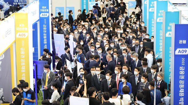 하지만 시중은행들의 생산성은 여전히 인터넷은행들에 비하면 턱없이 낮은 수준이다. 지난해 케이뱅크와 카카오뱅크의 1인당 생산성은 각각 4억3900만원, 5억원으로 집계됐다.